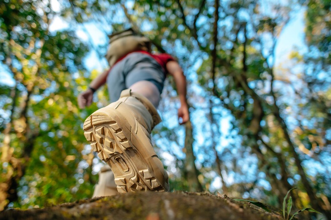 Doskonałe wybory dla miłośników pieszych wędrówek: poznaj zalety butów trekkingowych damskich