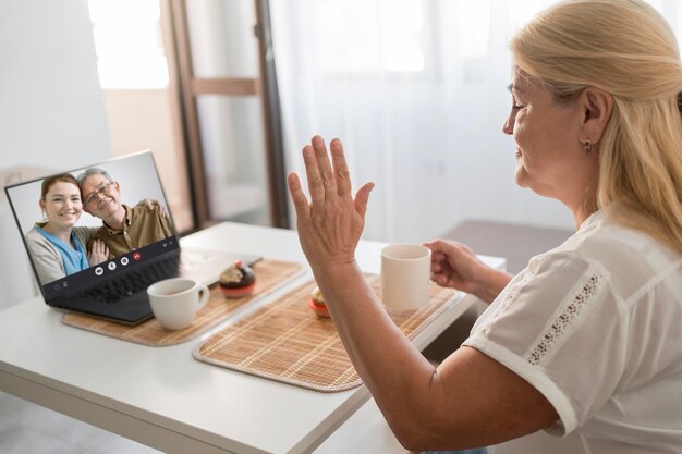 Jakie korzyści przynosi terapia online w porównaniu do tradycyjnych wizyt u psychiatry?