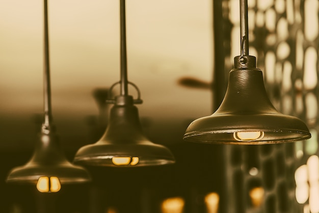 Odkrywanie Światła: Historia i Wartość Kolekcjonerska Antycznych Lamp