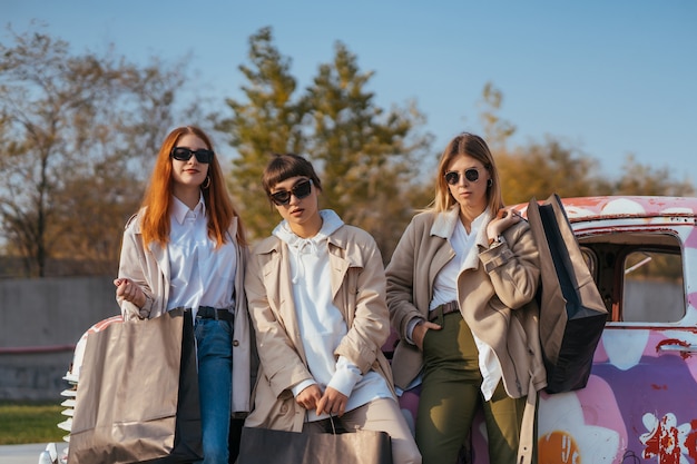 Trendy kolorystyczne na nadchodzący sezon: Jak je wprowadzić do swojej szafy?