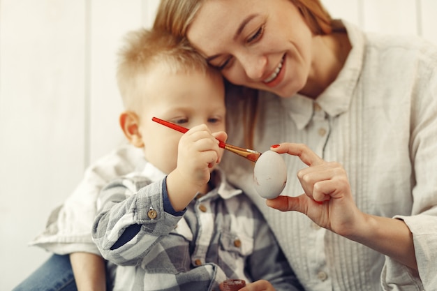 Jak wybrać odpowiednią formułę żywieniową dla niemowlęcia: Porady dla rodziców